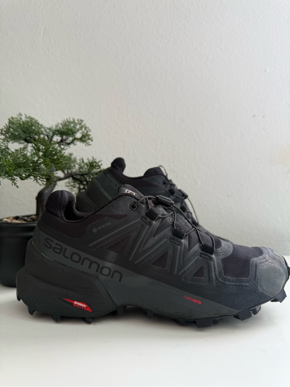 Salomon Speedcrooss 5 GTX women size 7 Black and Dark Gray Trail Running Shoes